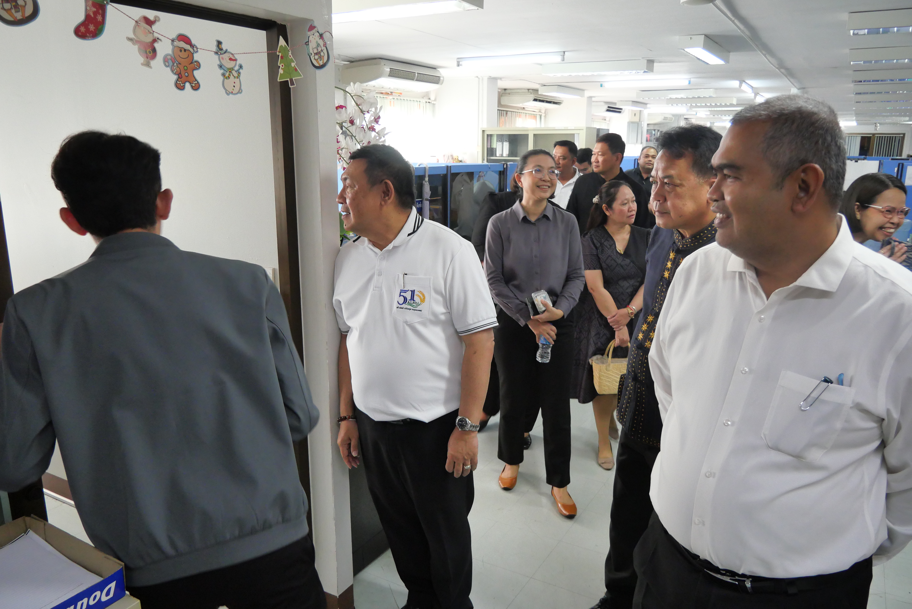 title - เลขาธิการ ส.ป.ก. ตรวจเยี่ยมบุคลากร ส.ป.ก. ถนนราชดำเนินนอก